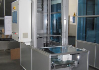 Elevatore a ripiani continui per cartoni